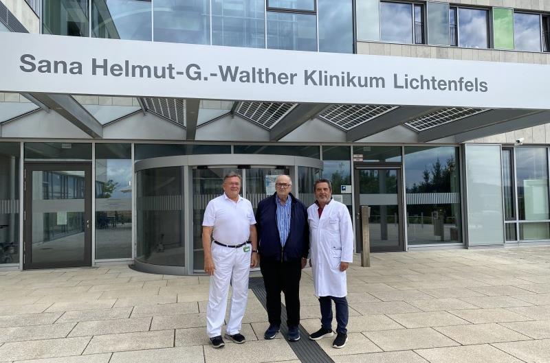Johann Dornhöfer (Mitte) und die behandelnden Ärzte Chefarzt Dr. Heinz-Georg Bloß (links) und Chefarzt Prof. Dr. Emilio Domínguez (rechts).