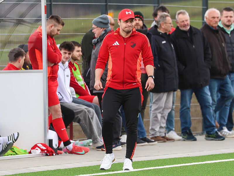 Jan Winterstein blickt hier skeptisch drein - zu diesem Zeitpunkt lagen seine Windheimer gegen den FC Kronach hinten.