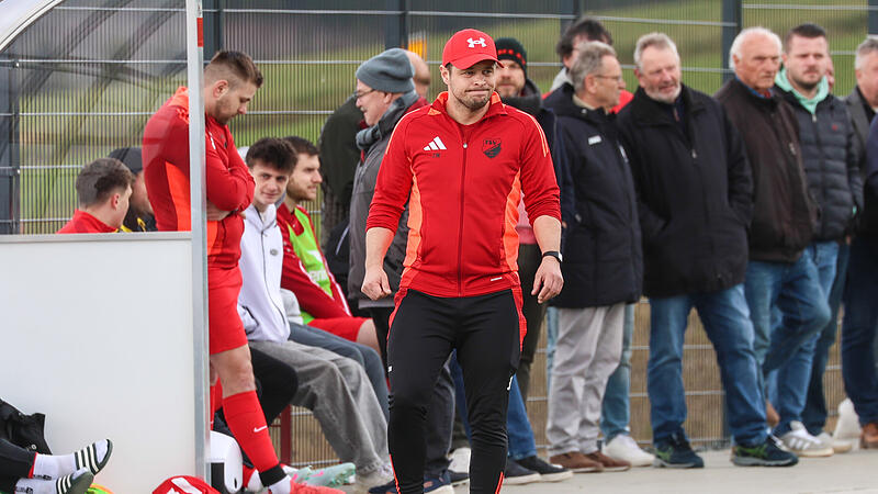 Jan Winterstein blickt hier skeptisch drein - zu diesem Zeitpunkt lagen seine Windheimer gegen den FC Kronach hinten.