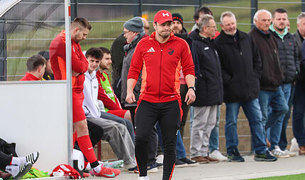 Jan Winterstein blickt hier skeptisch drein - zu diesem Zeitpunkt lagen seine Windheimer gegen den FC Kronach hinten. Jan Winterstein blickt hier skeptisch drein - zu diesem Zeitpunkt lagen seine Windheimer gegen den FC Kronach hinten.