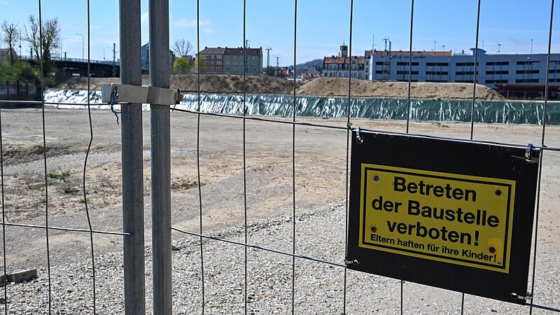 Baustelle ohne Bauarbeiten: Das Wohnprojekt "ecoSquare" unweit des Bahnhofs ruht seit Monaten.
