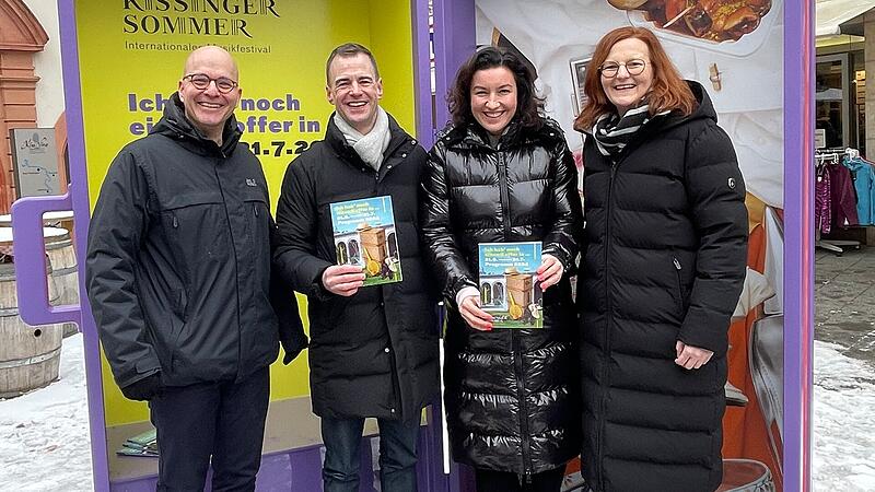 Das Team des Kissinger Sommers und Intendant Alexander Steinbeis verteilen die neuen Neue Festivalbroschüren 2024 Das Team des Kissinger Sommers und Intendant Alexander Steinbeis verteilen die neuen Neue Festivalbroschüren 2024