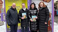 Das Team des Kissinger Sommers und Intendant Alexander Steinbeis verteilen die neuen Neue Festivalbrosch&uuml;ren 2024