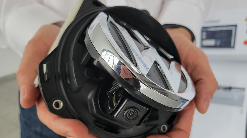 Hinter dem Markenemblem im Kofferraumdeckel eines Autos steckt h&auml;ufig eine ausklappbare R&uuml;ckfahrkamera. F&uuml;r deren Produktion ist Hightech von Evosys im Einsatz.