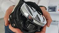 Hinter dem Markenemblem im Kofferraumdeckel eines Autos steckt häufig eine ausklappbare Rückfahrkamera. Für deren Produktion ist Hightech von Evosys im Einsatz.