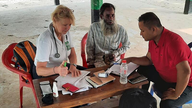 Um sich mit Patienten verst&auml;ndigen zu k&ouml;nnen, war Dr. Elisabeth Barth-S&ouml;der auf die Unterst&uuml;tzung eines &Uuml;bersetzers (rechts) angewiesen.
