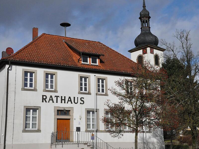 Vorm Ermershäuser Rathaus wird ab nächste Woche die Stele „Ort der Demokratie“ stehen.