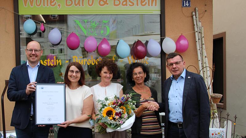 Zum 25. Jubiläum des Geschäfts „No. 5“ am Marktplatz gratulierten IHK-Repräsentant Mathias Plath (links) und Bürgermeister Armin Warmuth (rechts) dem Geschäftsteam (von links) Elke Nickel, Gabi Wolf und Jutta Reith.