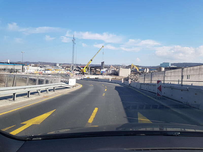 Die Hochbr&uuml;cke an der Bayreuther AS Nord: Die gesamte, 560 m lange Bauma&szlig;nahme aus Spannbeton&uuml;berbau/Stahlverbund&uuml;berbau begann bereits vor zwei Jahren und soll in knapp drei Jahren insgesamt abgeschlossen sein.