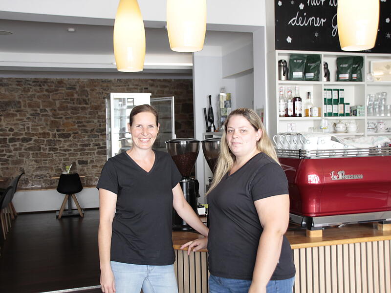 Neueröffnung nach Renovierung im Café Kleine Auszeit Am Tag der Neueröffnung nach der Renovierung: Johanna Duran und Nina Birner (von links nach rechts)