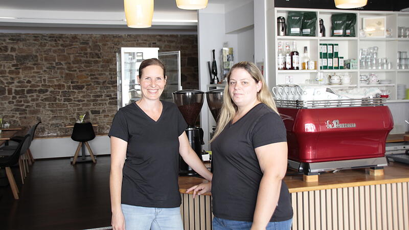 Neueröffnung nach Renovierung im Café Kleine Auszeit Am Tag der Neueröffnung nach der Renovierung: Johanna Duran und Nina Birner (von links nach rechts)