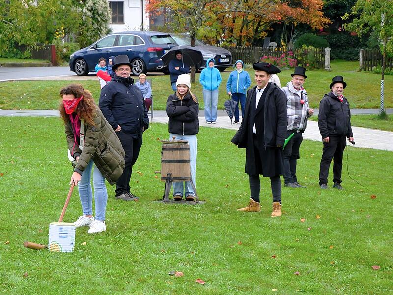 Doro Kossatz trifft beim zweiten Schlag den Blecheimer und wird Kirchweihmontagshahnenschlagkönigin.