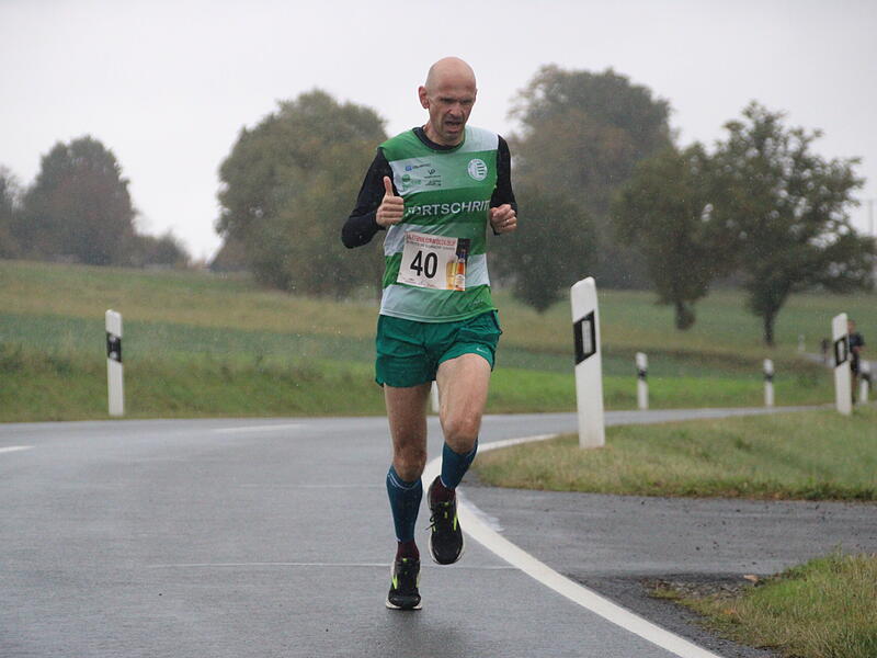 Trotz nasskaltem Herbstwetter lie&szlig;en sich die Sportler den Spa&szlig;  beim 38. Frankenwaldlauf der LG Ludwigschorgast nicht vermiesen.
