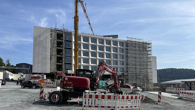 In großen Schritten geht der Erweiterungsbau am Klinikum Kulmbach voran. Derzeit wird sowohl am Neubau West als auch am Wendehammer vor dem Klinikum mit Hochdruck gearbeitet.