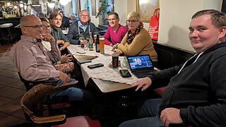 Die Stimmung ist gemischt angesichts des Ergebnisses. Dennoch versammeln sich die SPD-Mitglieder in der Brasserie, um den Wahlkampf abzuschließen.