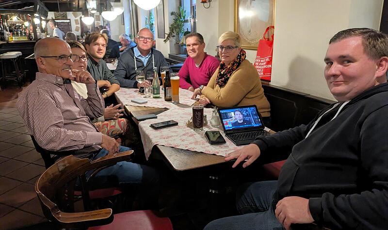 Die Stimmung ist gemischt angesichts des Ergebnisses. Dennoch versammeln sich die SPD-Mitglieder in der Brasserie, um den Wahlkampf abzuschließen.