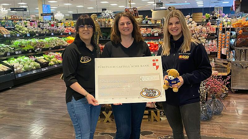 Die Spende des Edeka Marktes übergaben Martina Thurn und Shoshana Heinikel an Julia Kraus vom ASB-Wünschewagen Würzburg. Die Spende des Edeka Marktes übergaben Martina Thurn und Shoshana Heinikel an Julia Kraus vom ASB-Wünschewagen Würzburg.