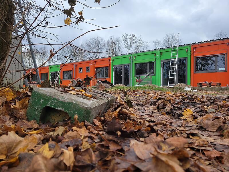 Wo vor einigen Monaten noch Kinder tobten, wird heute schon gearbeitet. Der Blick auf die Container des Interimskindergartens „Am Schießanger“.