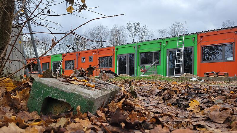 Wo vor einigen Monaten noch Kinder tobten, wird heute schon gearbeitet. Der Blick auf die Container des Interimskindergartens „Am Schießanger“.