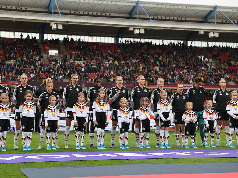 Diese Fu&szlig;ballerinnen durften mit den Nationalspielrinnen auf dem Rasen stehen.
