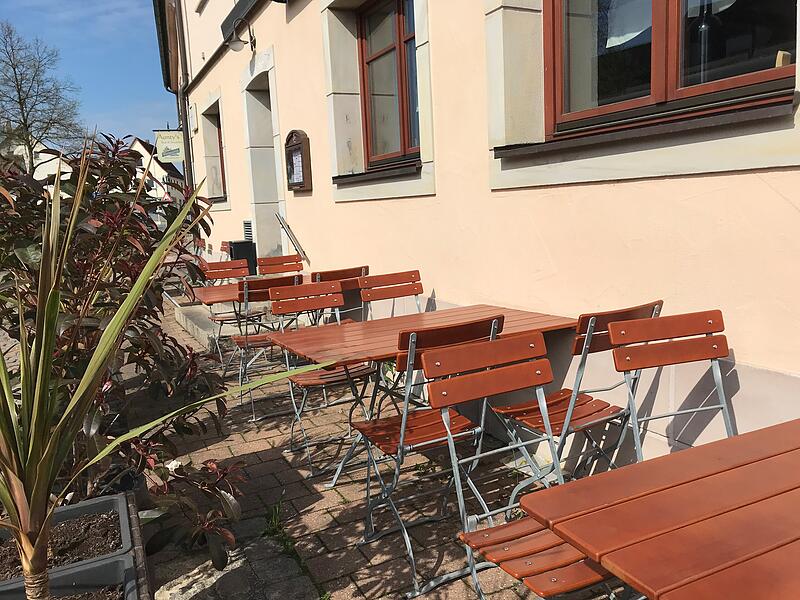 Der Au&szlig;enbereich des griechischen Restaurants Rhodos liegt direkt am Adelsdorfer Marktplatz