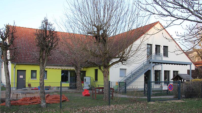 Der Kindergarten St. Laurentius in Aura ist zu klein geworden und muss aufwendig saniert werden. Geplant ist unter anderem ein Dachausbau. Architekt Marcus Seifert stellte die Planung vor, die der Gemeinderat einmütig genehmigte. Der Kindergarten St. Laurentius in Aura ist zu klein geworden und muss aufwendig saniert werden. Geplant ist unter anderem ein Dachausbau. Architekt Marcus Seifert stellte die Planung vor, die der Gemeinderat einmütig genehmigte.