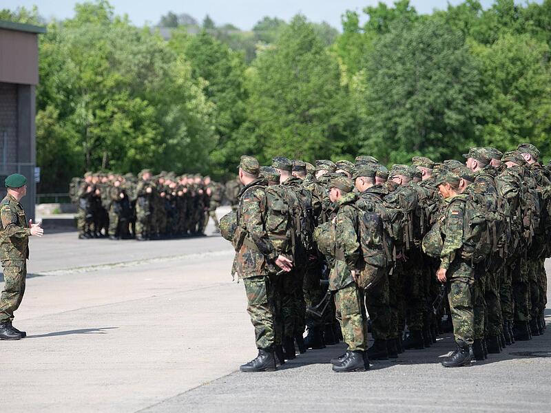 Reservisten und Reservistinnen stehen auf dem Truppenübungsplatz Hammelburg. Reservisten und Reservistinnen stehen auf dem Truppenübungsplatz Hammelburg.