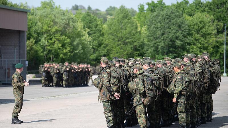Reservisten und Reservistinnen stehen auf dem Truppenübungsplatz Hammelburg. Reservisten und Reservistinnen stehen auf dem Truppenübungsplatz Hammelburg.