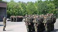 Reservisten und Reservistinnen stehen auf dem Truppen&uuml;bungsplatz Hammelburg.