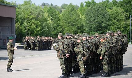 Reservisten und Reservistinnen stehen auf dem Truppenübungsplatz Hammelburg. Reservisten und Reservistinnen stehen auf dem Truppenübungsplatz Hammelburg.