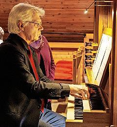 Organist Gabriel Konjaev begeisterte mit zwei Soli.