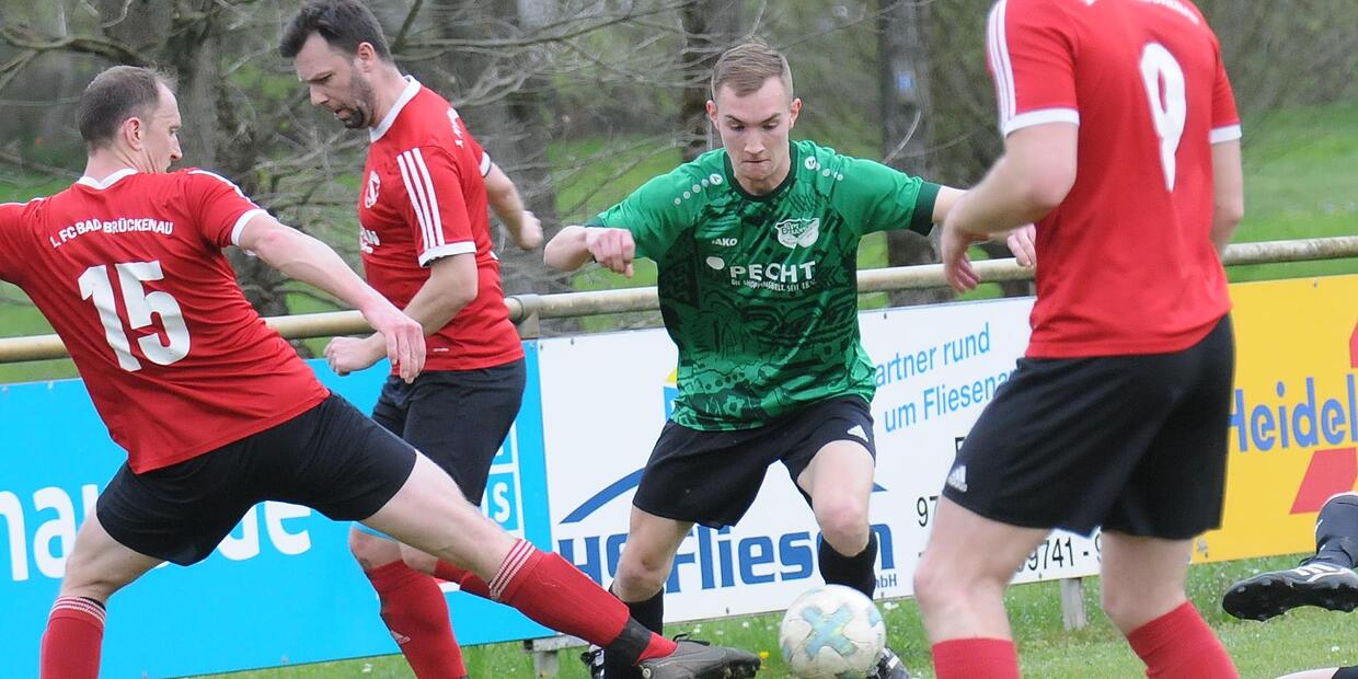 Fußball Elias Seufert von der SG Waldberg/Stangenroth erzielt zwei