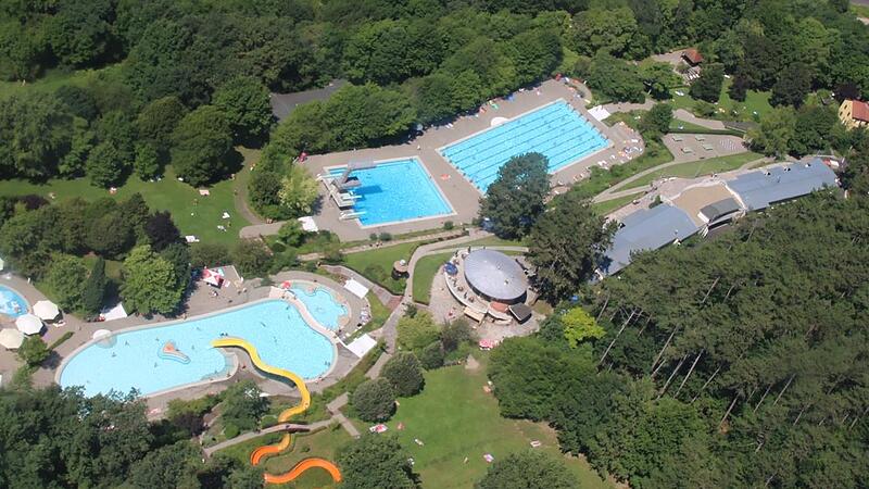 Unser Archivbild zeigt das Freibad vor der Sanierung des Nichtschwimmerbereichs (links). Im kommenden Jahr sind Sprung- und Schwimmerbecken an der Reihe.