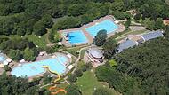 Unser Archivbild zeigt das Freibad vor der Sanierung des Nichtschwimmerbereichs (links). Im kommenden Jahr sind Sprung- und Schwimmerbecken an der Reihe.