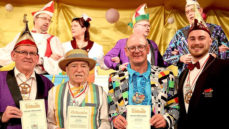 Ehre, wem Ehre geb&uuml;hrt: Felix Zirkelbach (rechts) vom Fastnacht-Verband Franken ehrte (von links) Klaus Oppelt, Helmut Trautner und B&uuml;rgermeister Thomas Stadelmann f&uuml;r ihre teils jahrzehntelangen Verdienste f&uuml;r die ZNZ.