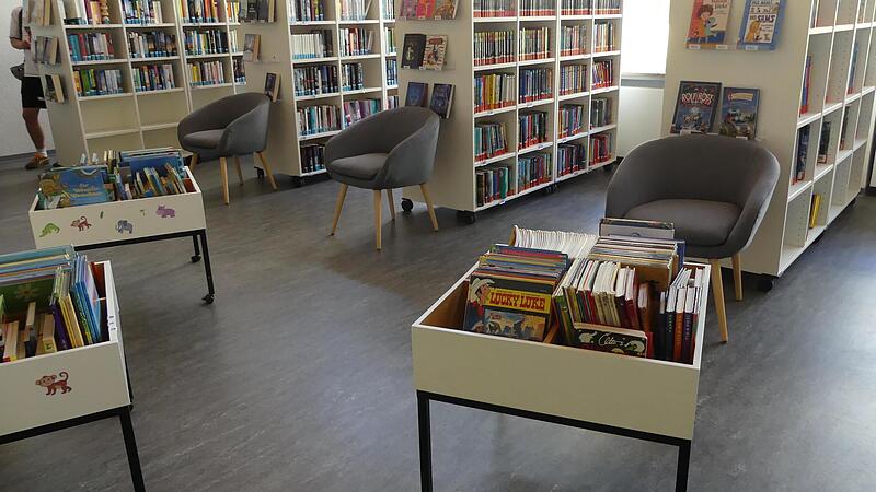 Alle Regale, alle Pr&auml;sentation-Container und sogar das Pult f&uuml;r die elektronische Erfassung stehen auf Rollen.