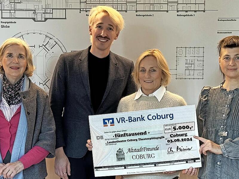 Ulrike von Lyncke, Intendant Neil Barry Moss, Christa Minier und Sabrina Schneid (Leitung Junges Landestheater) bei der Scheckübergabe (von links).