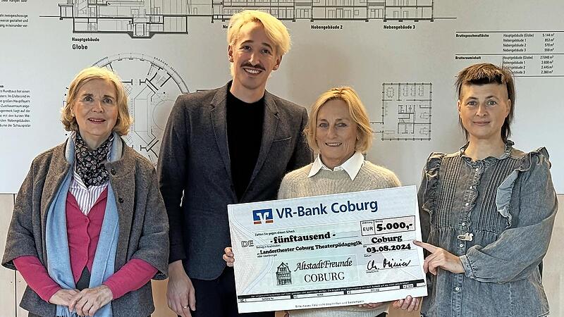 Ulrike von Lyncke, Intendant Neil Barry Moss, Christa Minier und Sabrina Schneid (Leitung Junges Landestheater) bei der Scheckübergabe (von links).