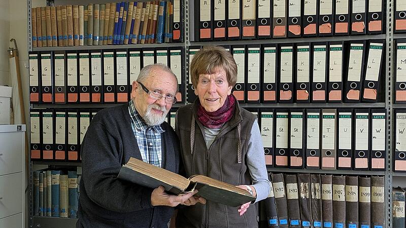 Klaus-Dieter Guhling und Dorothea Hanshans sind fast t&auml;glich im Stadtarchiv in der M&uuml;nnerst&auml;dter Zentscheune.