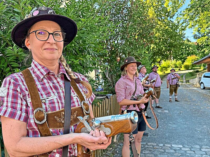 Die Neudrossenfelder B&ouml;llersch&uuml;ssen er&ouml;ffneten das 40. Drossenfelder Stra&szlig;enfest. Sonny Adam