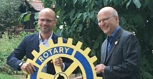 Alexander Brehm (l.) übergab die Präsidentschaft beim Rotary-Club Fränkische Schweiz an Thomas Appel. Alexander Brehm (l.) übergab die Präsidentschaft beim Rotary-Club Fränkische Schweiz an Thomas Appel.