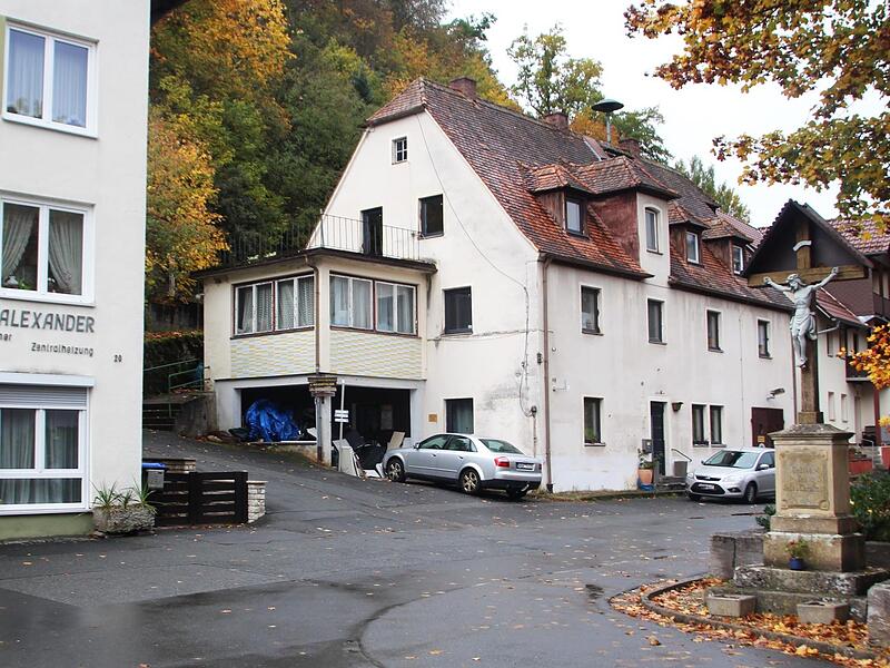 In die Jahre gekommen: der Ortskern von Behringersm&uuml;hle mit dem ehemaligen Gemeindehaus.Forchheim & Fr&auml;nkische Schweiz