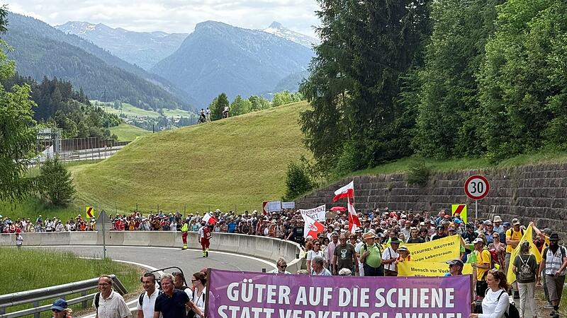Demonstration und Totalsperre auf Brennerautobahn Demonstration und Totalsperre auf Brennerautobahn