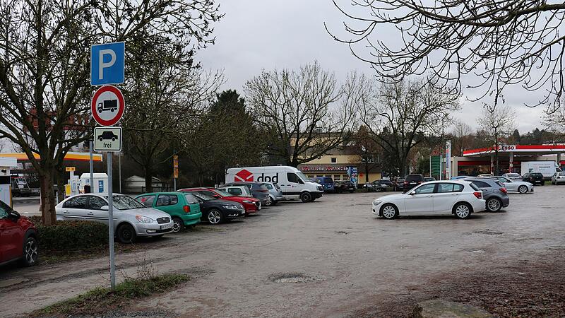 Auf dem Parkplatz an der B8 in der Repperndorfer Straße in Kitzingen könnte ein Parkhaus entstehen. Das Foto stammt – wie die Idee – aus dem Dezember 2023. Auf dem Parkplatz an der B8 in der Repperndorfer Straße in Kitzingen könnte ein Parkhaus entstehen. Das Foto stammt – wie die Idee – aus dem Dezember 2023.