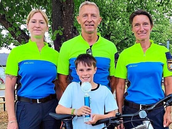 Sieger Samuel Stark freute sich riesig über das neue Fahrrad. Natascha Pohl, Ralf Maisel und Catherine Heinrich von der Polizei gratulierten.Sonny Adam Sieger Samuel Stark freute sich riesig über das neue Fahrrad. Natascha Pohl, Ralf Maisel und Catherine Heinrich von der Polizei gratulierten.Sonny Adam