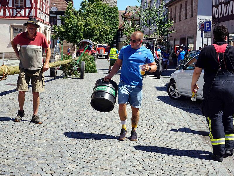 Die Verpflegung ist gesichert: diesmal mit Geyer-Bier aus Oberreichenbach. Die Verpflegung ist gesichert: diesmal mit Geyer-Bier aus Oberreichenbach.