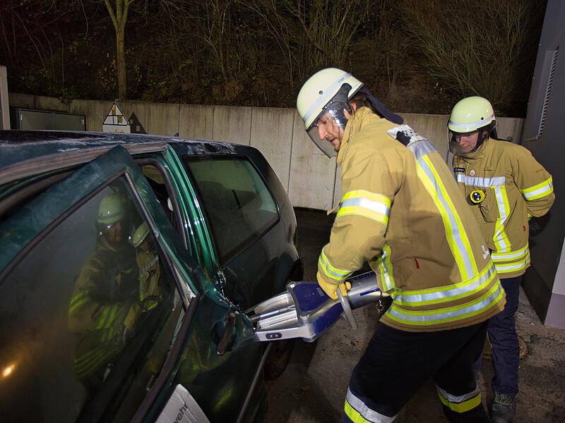Erlebnis in Bildern: Einmal selbst Feuerwehrmann seinErlebnis in Bildern: Einmal selbst Feuerwehrmann sein Aber schließlich schaffe ich es doch noch. So nimmt die Übung ein glückliches Ende.