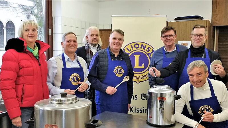 Beim Weihnachtsessen nur im Service eingesetzt, doch fürs Foto durften sie ausnahmsweise in die Küche: (von links) Dagmar Ziegler (stellvertretende Tafel-Vorsitzende), Horst Waldner (1. Vizepräsident), Nico Eckert (Tafel-Vorsitzender), Lars Streib... Beim Weihnachtsessen nur im Service eingesetzt, doch fürs Foto durften sie ausnahmsweise in die Küche: (von links) Dagmar Ziegler (stellvertretende Tafel-Vorsitzende), Horst Waldner (1. Vizepräsident), Nico Eckert (Tafel-Vorsitzender), Lars Streib...