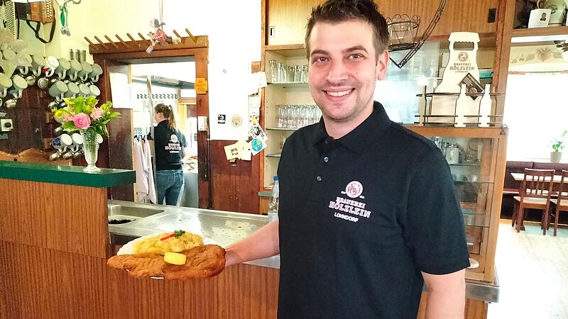 Johann Hölzlein freut sich über den ersten Platz bei der Leser-Abstimmung zum besten Schnitzel rund um Bamberg. Johann Hölzlein freut sich über den ersten Platz bei der Leser-Abstimmung zum besten Schnitzel rund um Bamberg.