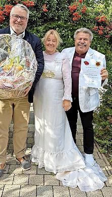 Bürgermeister Marc Benker und das Jubelbrautpaar Monika und Heinrich Hößl.